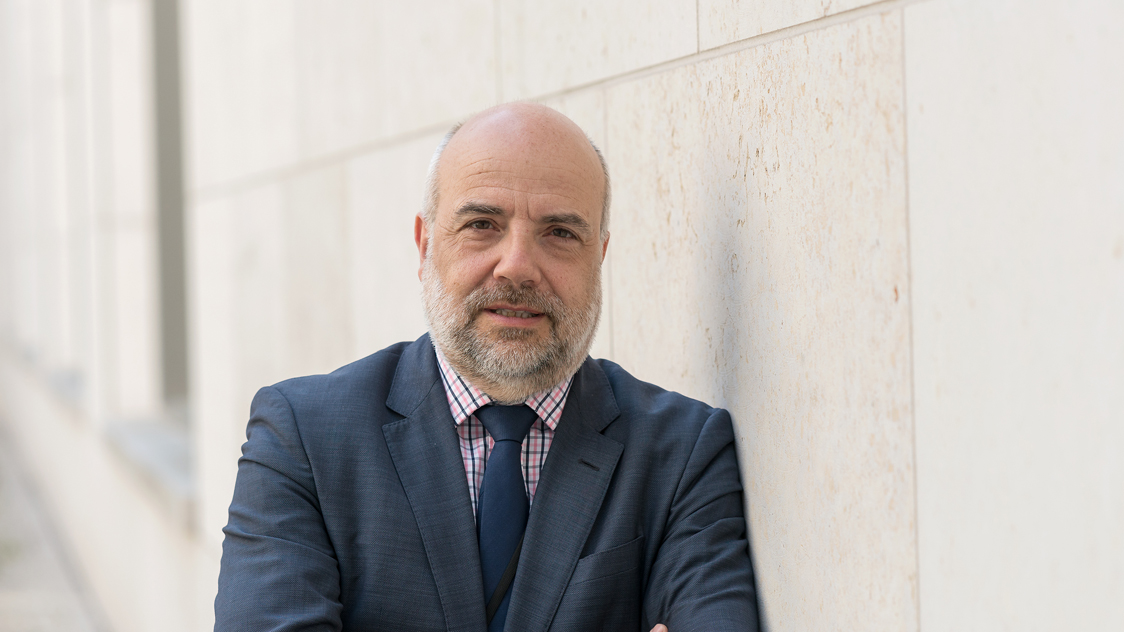 Ein Mann steht vor einer Wand (Source: BMI) Ein Mann steht vor einer Wand